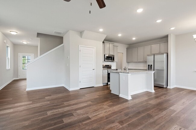 Building Photo - 4 bed / 2.5 bath in Gainesville! Retreat at Chicopee