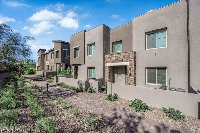 Building Photo - 600 N Carriage Hill Dr