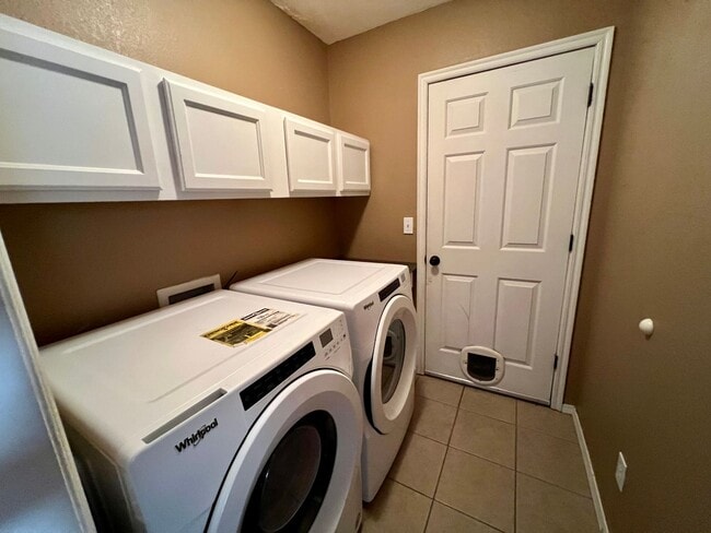 Building Photo - AVAILABLE NOW!