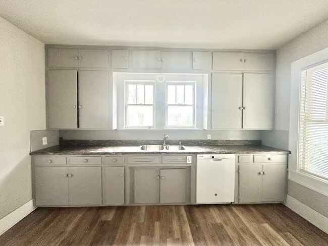 Building Photo - 2613 N Elm St