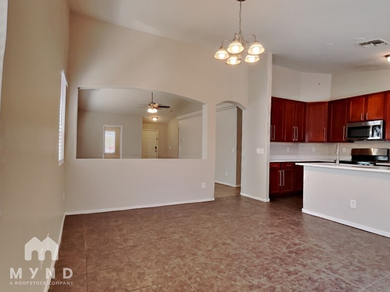 Building Photo - 5621 S 31st Dr
