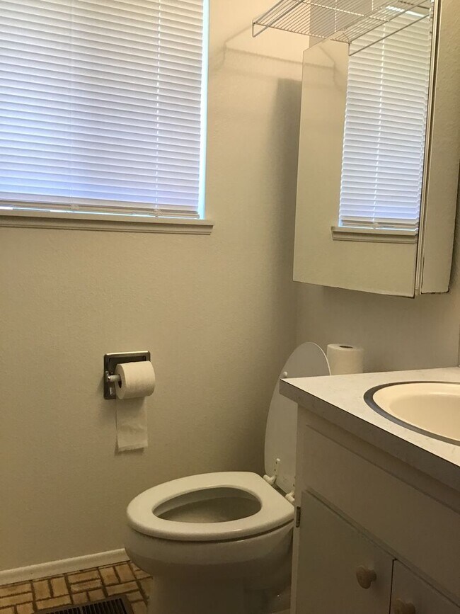 Building Photo - Large 2 bed 1 Bath