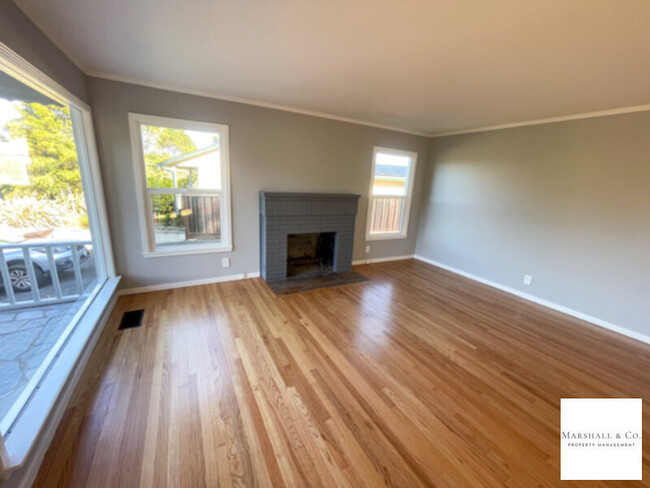 Building Photo - GORGEOUS REMODELED 3BR/2BA HOMEALL NEW FEA...