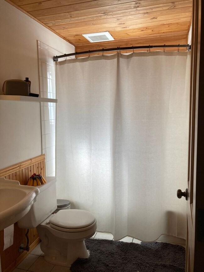 Building Photo - Pet-Friendly 3-Bedroom Home with Beach Access