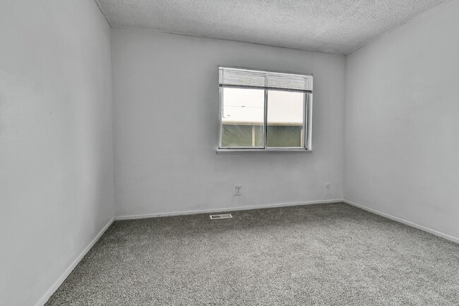 Building Photo - $1,550 - 2 Bed, 1 Bath Condo in Aurora with Central AC and in Unit Laundry!