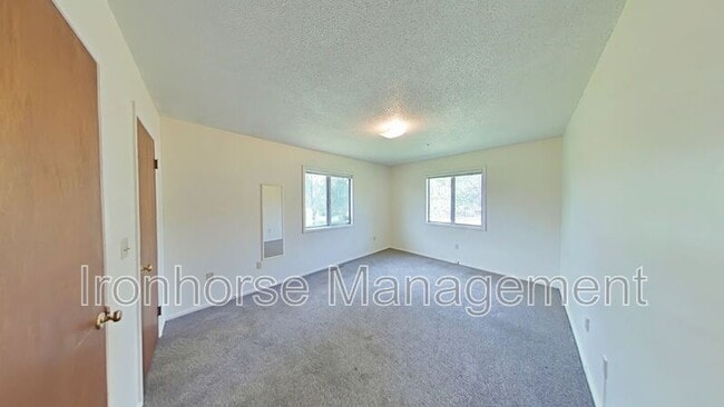Building Photo - 411 N 16th Ave