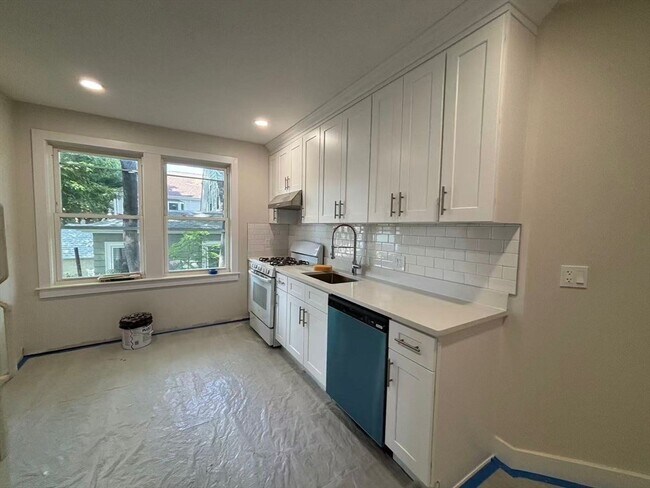 Building Photo - 391 Linwood Ave