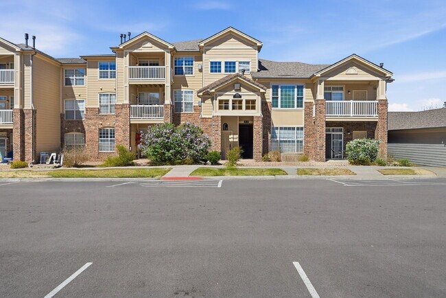 Building Photo - $1,845.95 with $300.00 off the first month's rent, $2 Beds - 2 Bath, Condo in Aurora with in Unit...