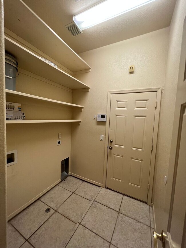 Building Photo - 4 BED POOL HOME!