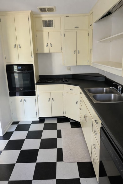 Building Photo - 923 S Greenwood Ave