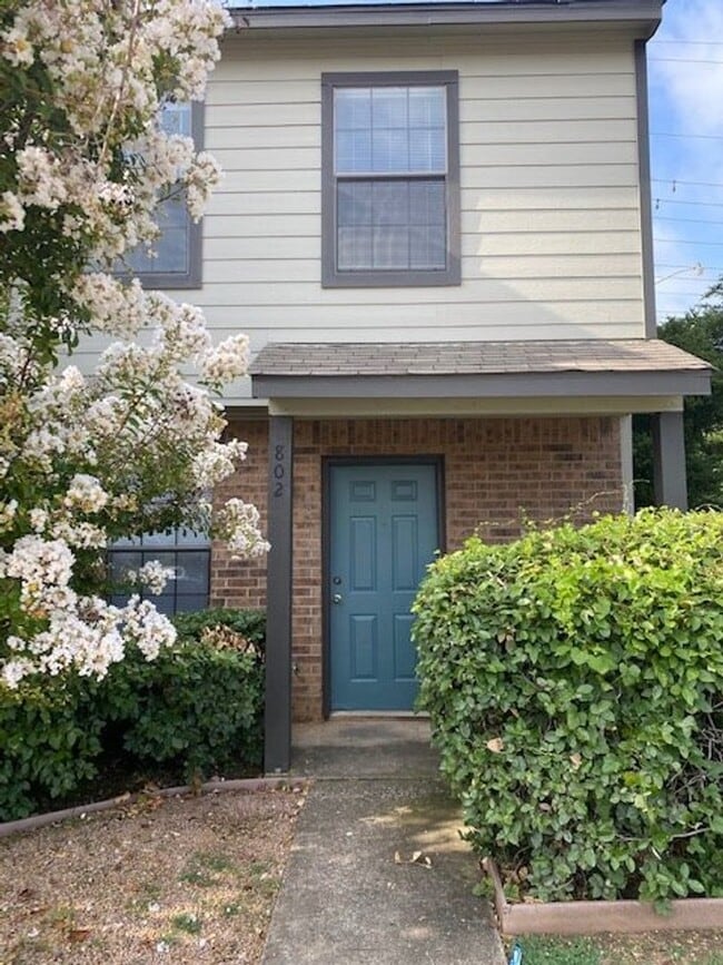 Building Photo - 3 BEDROOM 2 BATH CONDO BY UNT