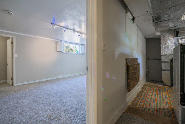 Building Photo - Light and Bright West Seattle Charmer in H...