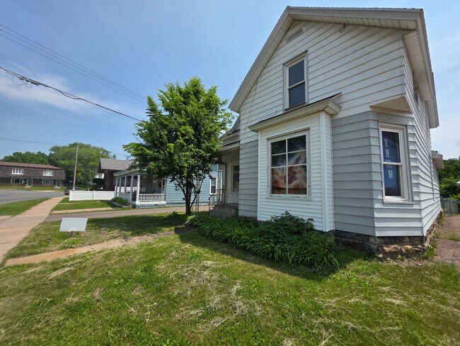 Primary Photo - 709 Main St