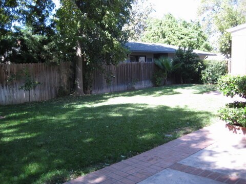 Building Photo - Classic Home Near Golf Course