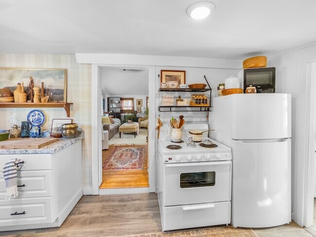 Building Photo - 944 Totoket Rd