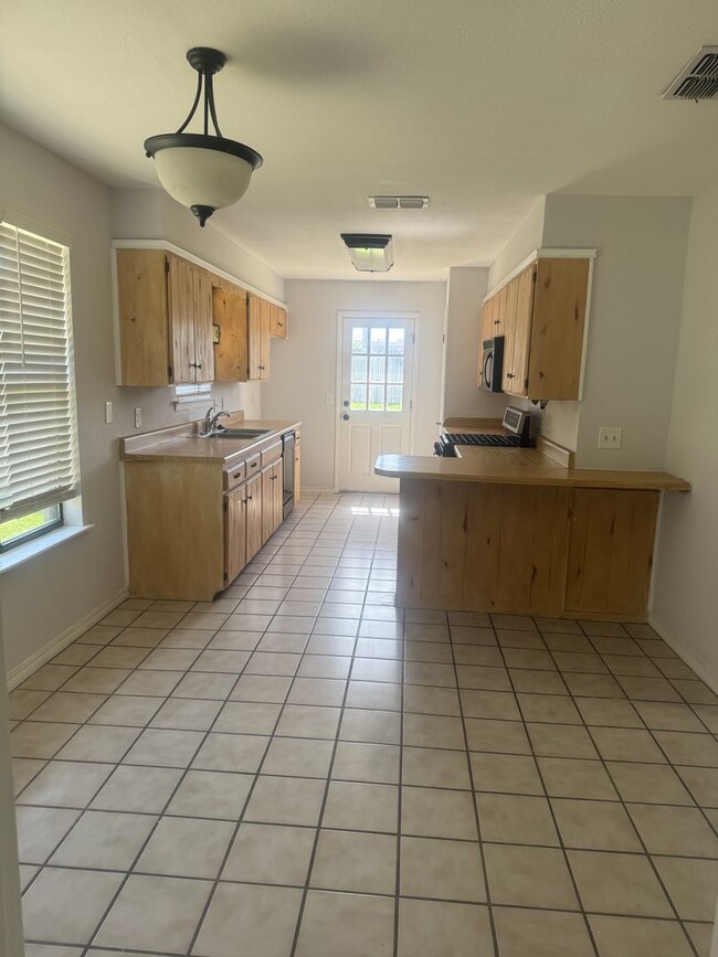 Building Photo - Puckett West 3/2/2  1/2 OFF FIRST MONTHS RENT