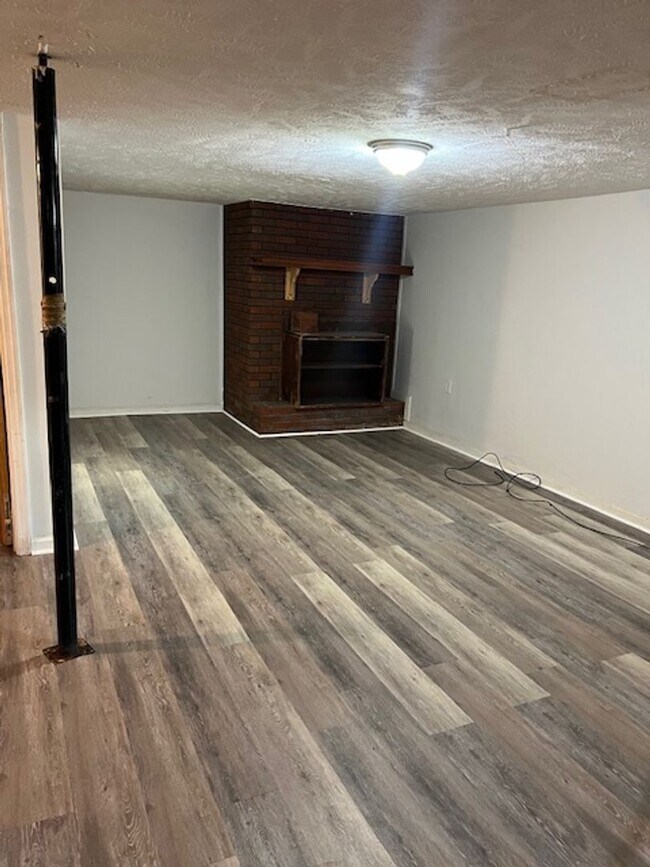 Building Photo - Large Single Family Home