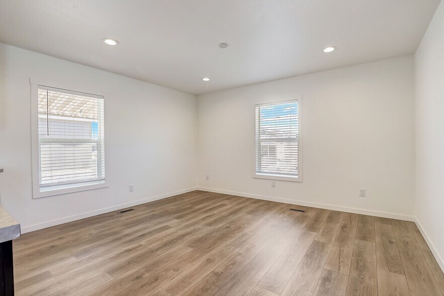 Building Photo - 3139 E Sahara Ave