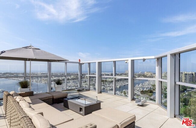 Building Photo - 13700 Marina Pointe Dr