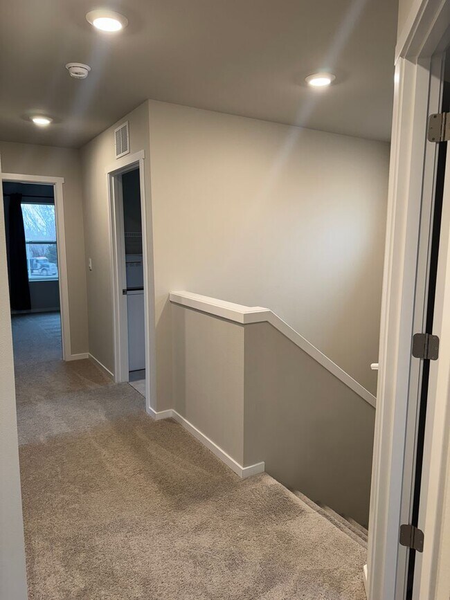 Building Photo - 4 Bed 2.5 Bath Home with Community Amenities