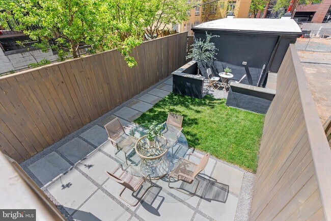 Building Photo - 2460 Ontario Rd NW