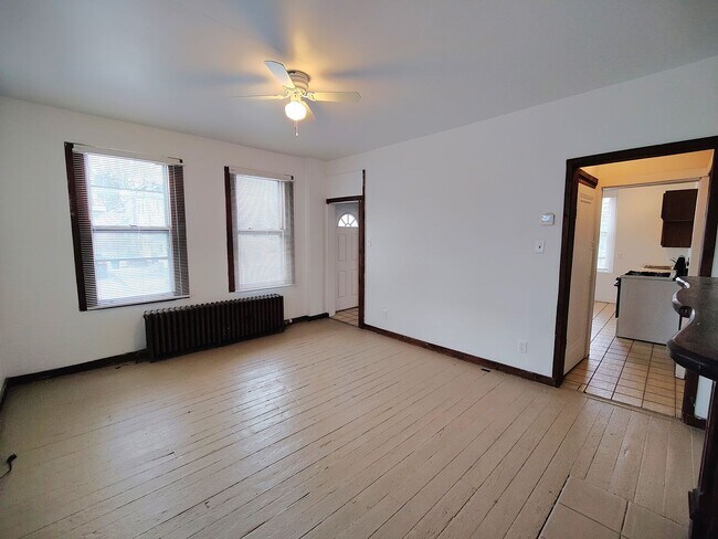 Building Photo - *Spacious 2BD/1BA Single-Family Home Available in Oakland*