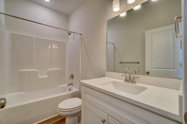 Building Photo - 3-Bedroom Townhome w/Attached Garage! Avai...
