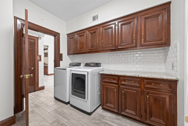 Building Photo - 15106 Dawnbrook Dr