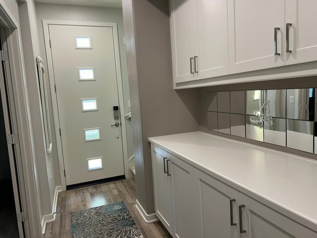 Primary Photo - 212 Paramount