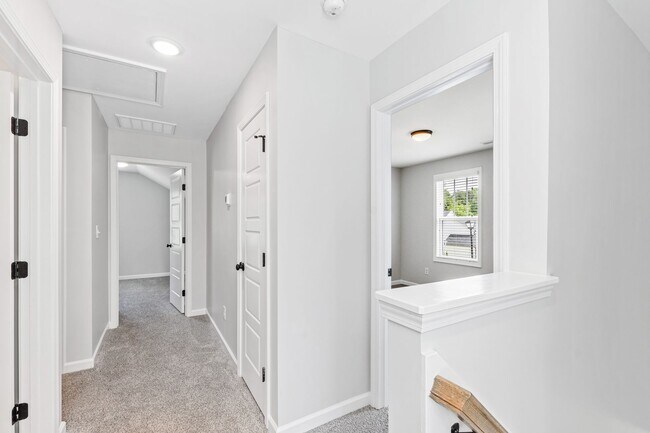 Building Photo - Nearly New 3 Bedroom home minutes to downt...