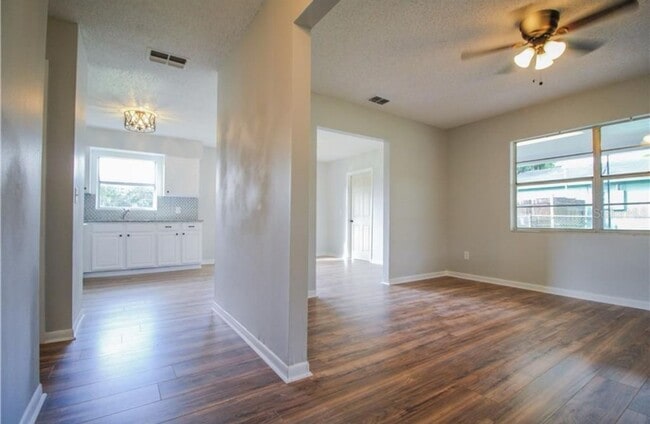 Building Photo - 2 Bedroom / 1.5 Bath home for rent