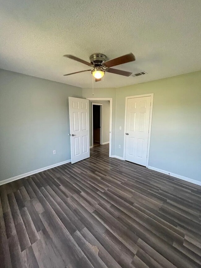 Building Photo - 3 Bedroom, 2 Bathroom Home available in Ma...