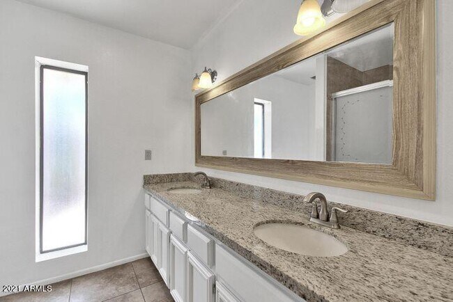 Building Photo - 6711 E Aire Libre Ln