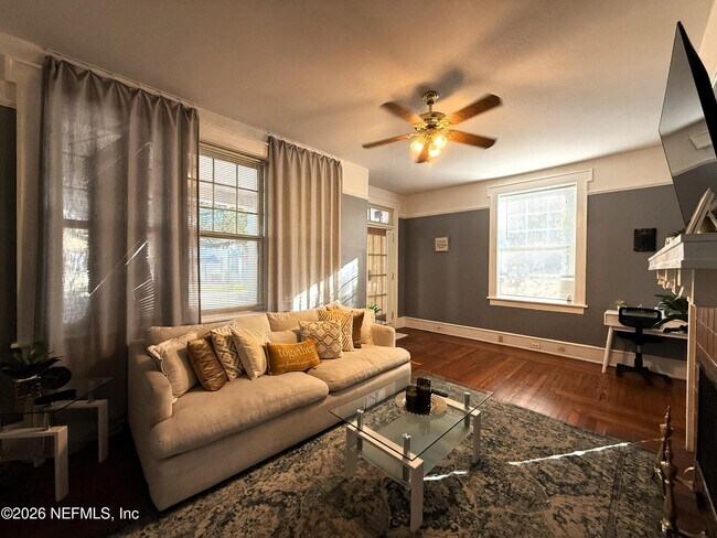 Building Photo - 146 W 6th St