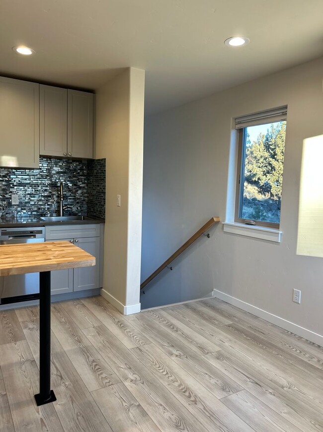 Building Photo - 1079 NW Quincy Ave