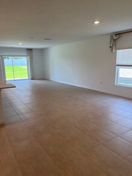 Building Photo - 2068 Rosewood Cir