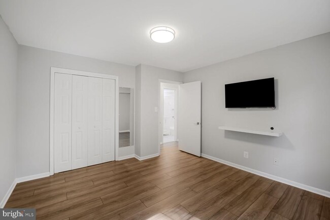 Building Photo - 3860 Lyndhurst Dr