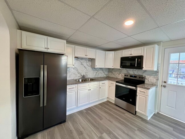 Building Photo - 423 Center St