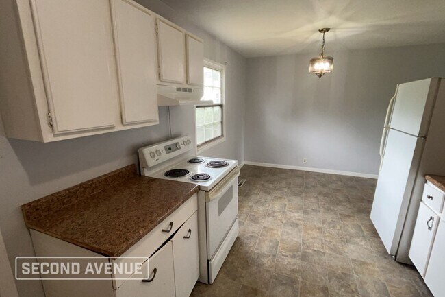 Building Photo - 610 N Bradner Ave