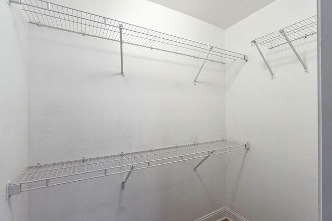 Building Photo - 747 Majestic Dr