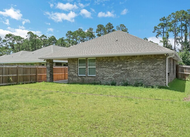 Building Photo - Stunning Rental in Navarre!