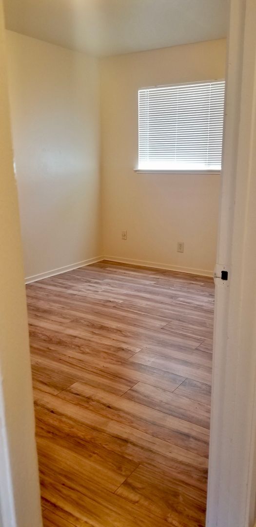 Building Photo - 2 Bedroom, 1 Bath Apartment