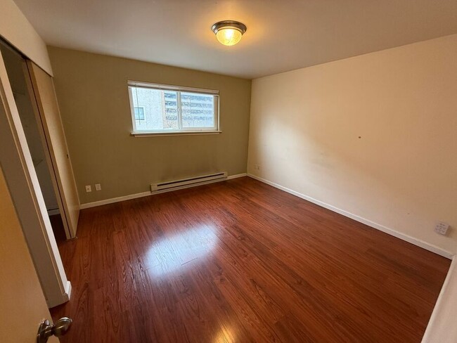 Building Photo - Spacious 2 bedroom with hardwood floors. W...