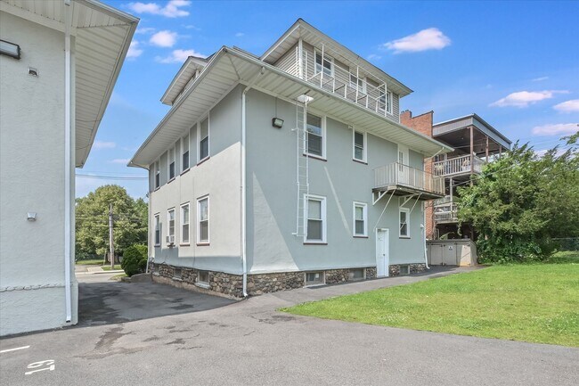 Building Photo - The Regis Montclair