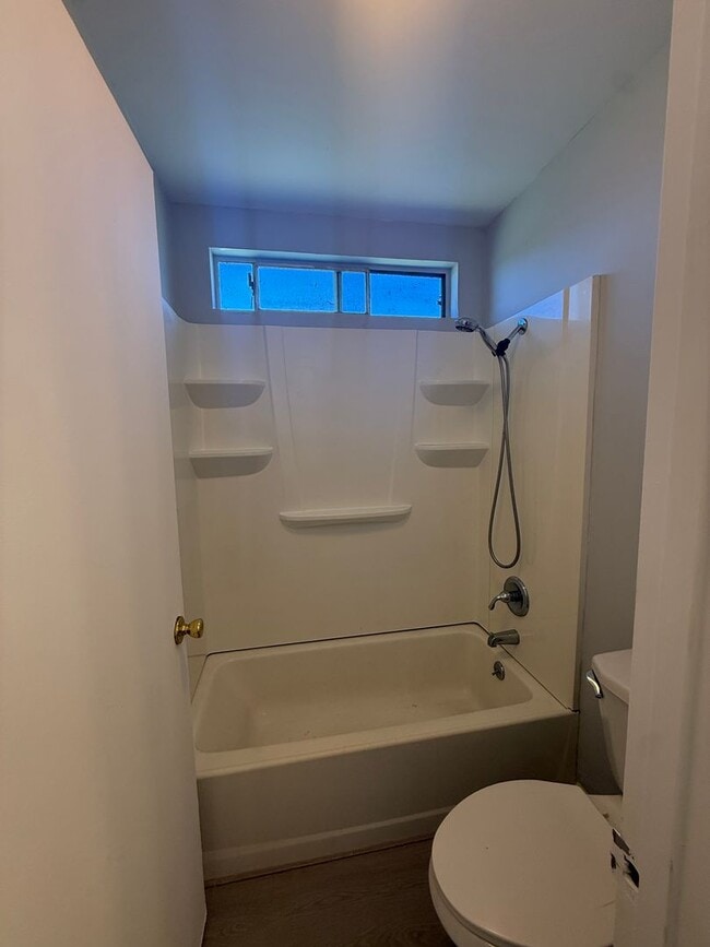 Building Photo - 2 bedroom / 1 bath
