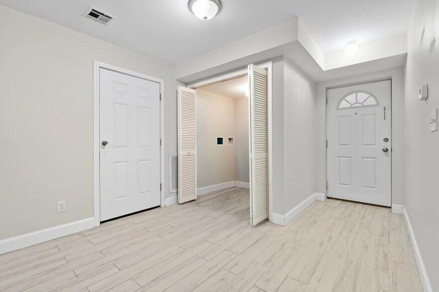 Building Photo - 270 S 20th St