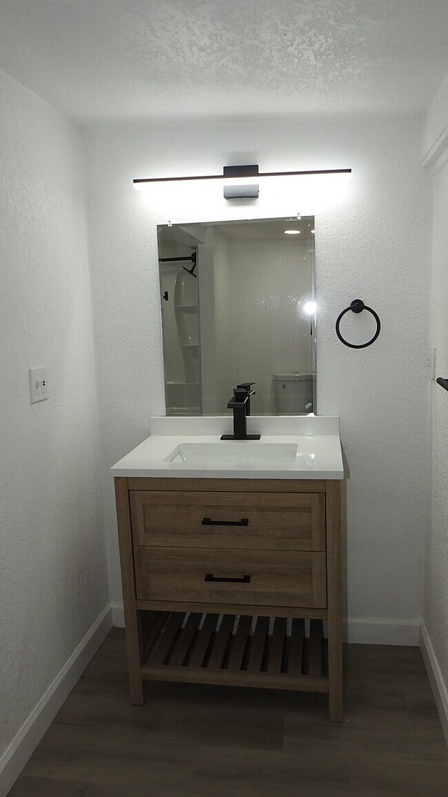 Building Photo - Newly rehabbed fully rehabbed 4 bed 2 bath...