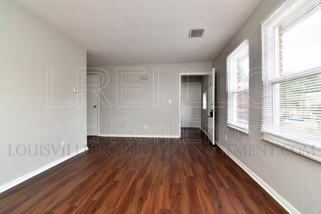 Building Photo - 214 E 13th St