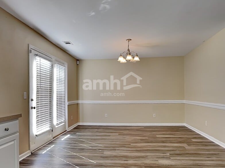 Building Photo - 4 Laurel Ln