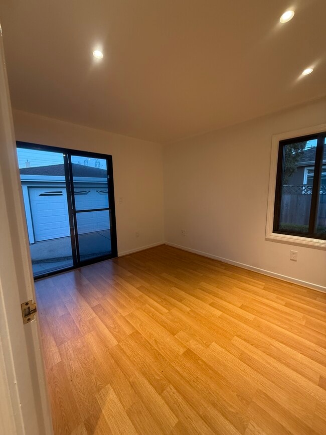 Building Photo - 330 Cuardo Ave